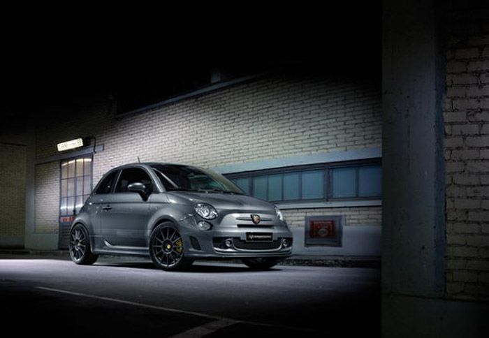 Στο Abarth 595 «competizione», η βελτίωση είναι εμπνευσμένη από τον κόσμο των αγώνων. 